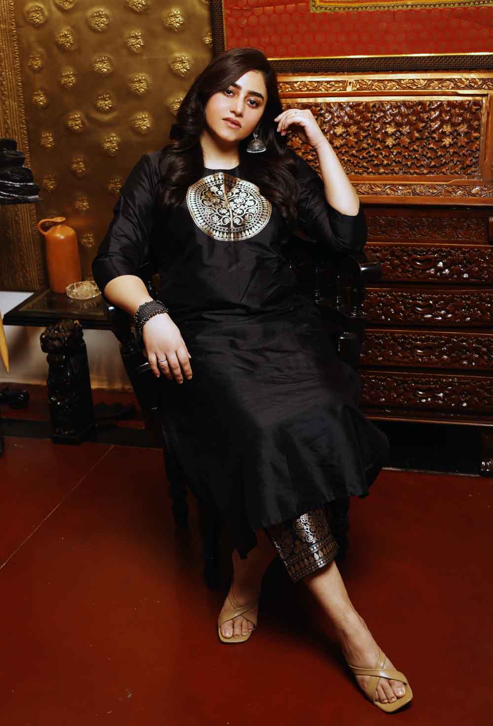 একরত্তি ধীরকে নিয়ে এ বার জুটির দ্বিতীয় পুজো। জাঁকজমক বেশি হওয়ার কথা। কিন্তু বিষণ্ণ মন নিকষ কালোতেই খুঁজছে আশ্রয়। ঋদ্ধিমা বেছে নিলেন কাতান বেনারসিতে বোনা সালোয়ার কামিজ। তাতে জরির কাজ। সঙ্গে সোনালি গয়না। খোলা চুল, অল্প রূপটান, অভিনেত্রীর মতে এটুকুই যথেষ্ট। গৌরব আরও ছিমছাম। হ্যান্ডলুম কালো শার্ট, জিন্‌স । উদ্‌যাপনের স্বাদ আনতে উত্তরীয়ের মতো গলায় জড়ালেন বাটিকের স্কার্ফ। 