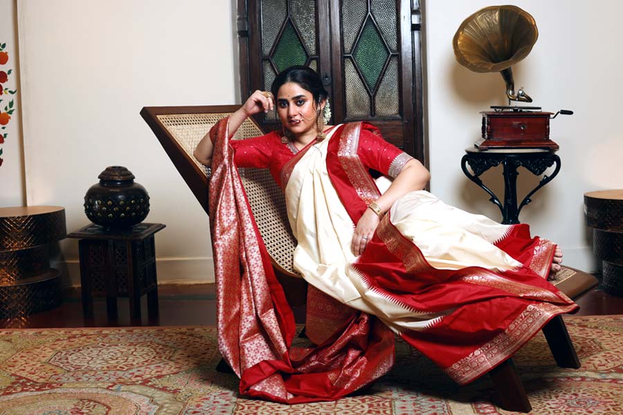 প্রতি বছরেই অঞ্জলির অষ্টমী মাস্ট। সকাল সকাল স্নান সারা। আজ একটু সাজ হোক? এই প্রশ্ন নিয়ে গৌরবের দিকে তাকালেন ঋদ্ধিমা। হাসিতেই পাল্টা জবাব অভিনেতার। স্বামীর থেকে সবুজ সংকেত পেতেই খুশি মনে শাড়ি বাছতে বসলেন অভিনেত্রী।