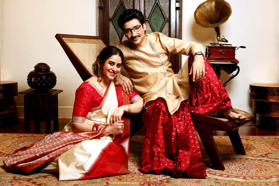 এটা-সেটা দেখতে দেখতে শেষমেশ লাল পাড়, সাদা সিল্কের শাড়ি বেছে নিলেন নায়িকা। জমিনে জরির বুটি। আঁচল সিঁদুর লাল। তাতে জরিবোনা সূক্ষ কাজ। এই শাড়ির সঙ্গে সোনার বড় ঝুমকো, চুড়, আংটি। হাতখোঁপায় জুঁইয়ের মালা জড়িয়ে ঋদ্ধিমা এ দিন যেন জমিদার গিন্নি! আঁচলে চাবির গোছা আর পানের বাটার যা অভাব।