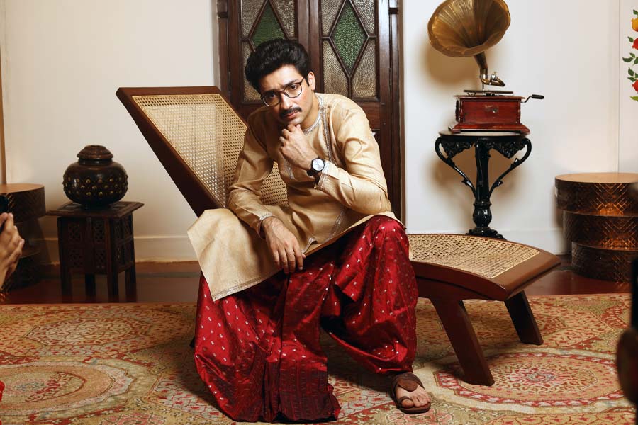 গিন্নি জমিদারি সাজে পুজো মাতালে কর্তাকেও পাল্লা দিতে হয়! গৌরবের সাজ বনেদিয়ানায় ভরপুর। তসররঙা বেনিয়ান পাঞ্জাবি। তাতে জরির সূক্ষ্ম কাজ। লাল সিল্কের ধুতি। 