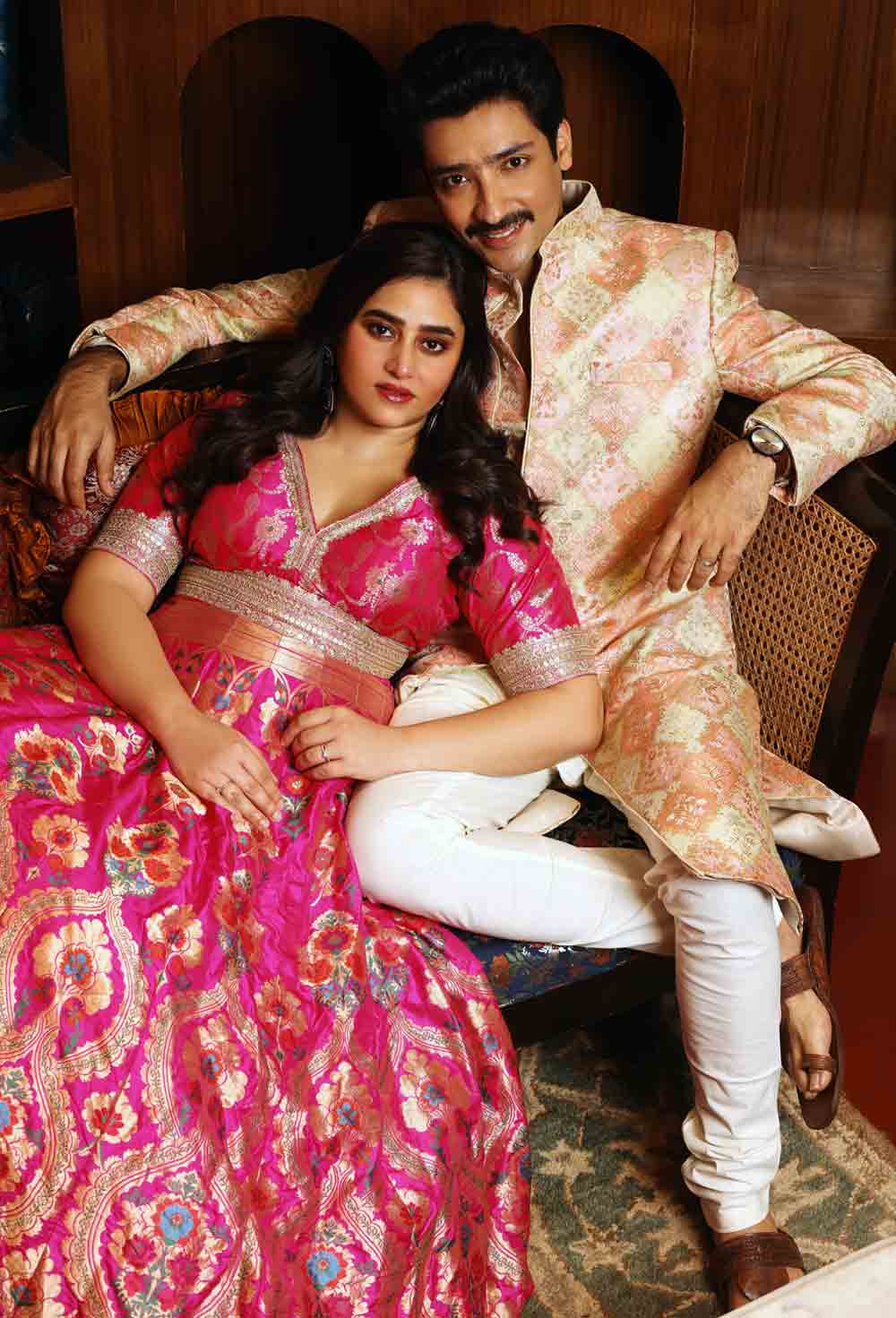 নবমী মানেই অল্প মনখারাপ অনেকটা উন্মাদনা— এই দিয়েই দম্পতির পুজোর শেষ দিনের সাজ। এ বারে আর শাড়ি নয়, ঋদ্ধিমা বাছলেন লেহেঙ্গা-চোলি।