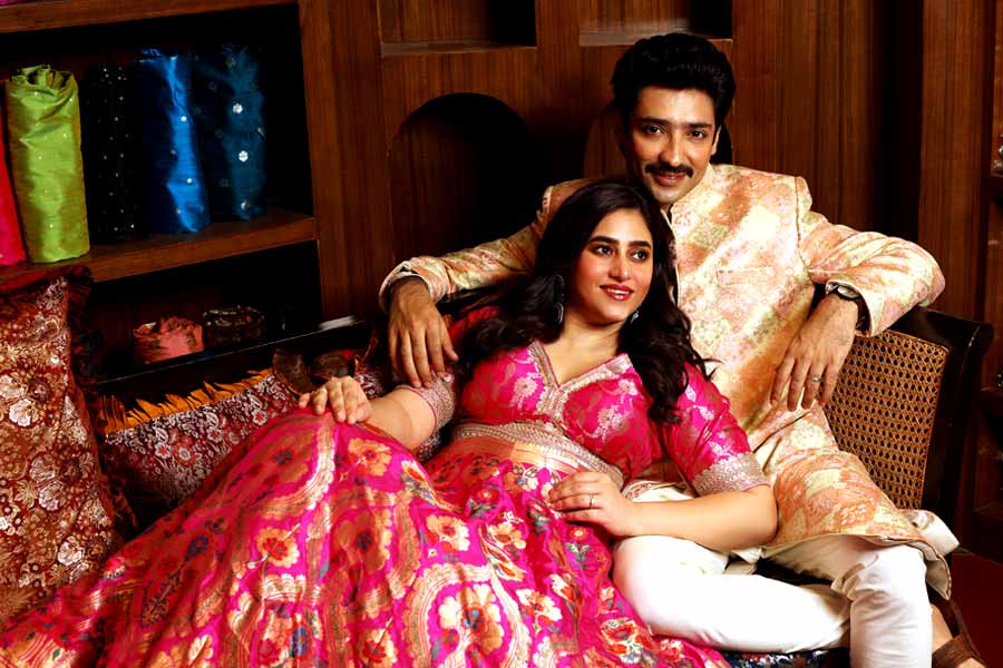 বৌয়ের সঙ্গে তাল মিলিয়ে জমকালো সাজে গৌরবও! কাতানের ব্রোকেট শেরোয়ানি, সিল্ক পাজামা পরে তথাগত ঘোষের ক্যামেরার সামনে দাঁড়াতেই ঋদ্ধিমার মুখচোখে মুগ্ধতা। তাড়াতাড়ি এগিয়ে এসে পোশাক ঠিক করে দিতে ব্যস্ত!