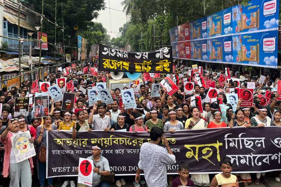 এমজি রোডে মানুষের ঢল।