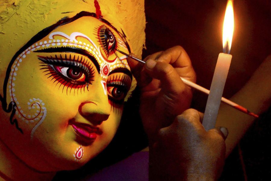 ১) এই দিন ভুল করেও চুল-দাড়ি এবং নখ কাটতে নেই। পুজোর আগে বিউটি পার্লারে গিয়ে নিজের চেহারা বদলে ফেলার ইচ্ছে হয় সকলেরই। কিন্তু, এই মহালয়ার দিন কিন্তু কোনও ভাবেই চুল দাড়ি নখ কাটবেন না।