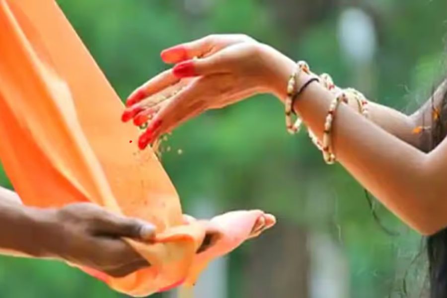 ৫) বাড়িতে কোনও দরিদ্র ব্যক্তি যদি এই দিন আসেন, তা হলে কোনও মতেই তাকে খালি হাতে ফেরাবেন না। সাধ্যমতো তাকে সাহায্য করার চেষ্টা করবেন।