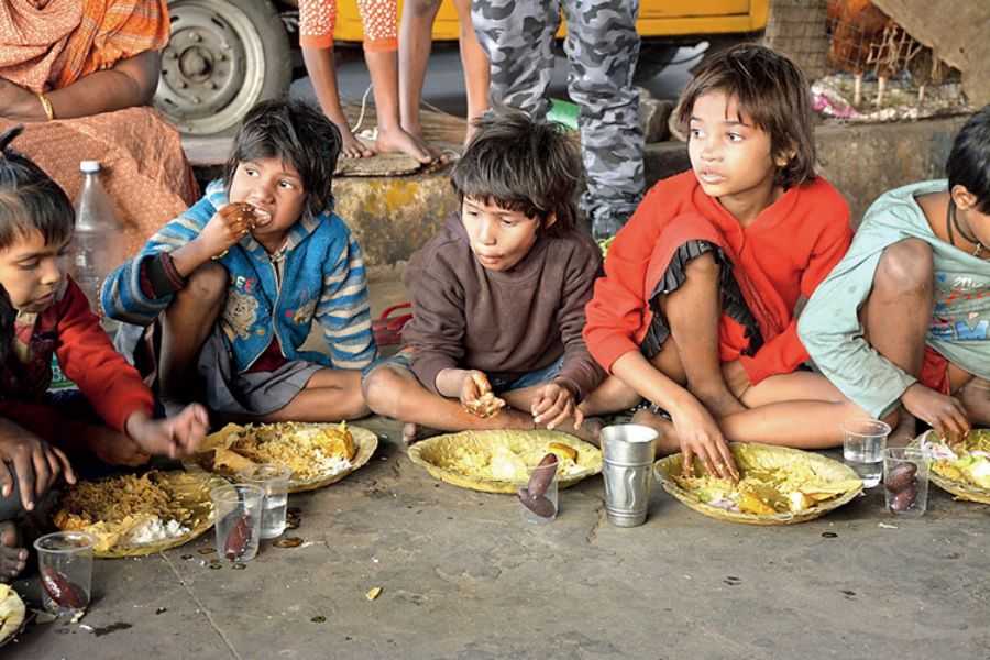 যা কিছু এইদিন করা শুভ বলে গণ্য হয় - ১) মহালয়ার দিন যদি সম্ভব হয়, তা হলে বাড়িতে পাঁচ জন কিংবা সাত জন পুরোহিত সেবা করুন। এ ছাড়া বাড়িতে শিশুদের খাবার খাওয়াতে পারেন, সেটাও শুভ বলে মানা হয়।