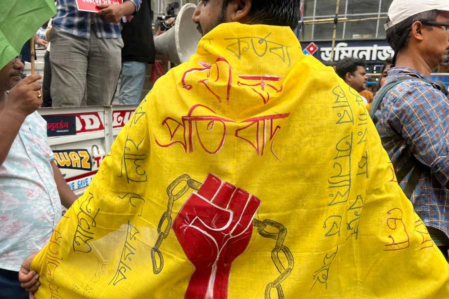 গায়ে স্লোগান লেখা চাদরও জড়িয়ে এসেছেন কেউ কেউ।