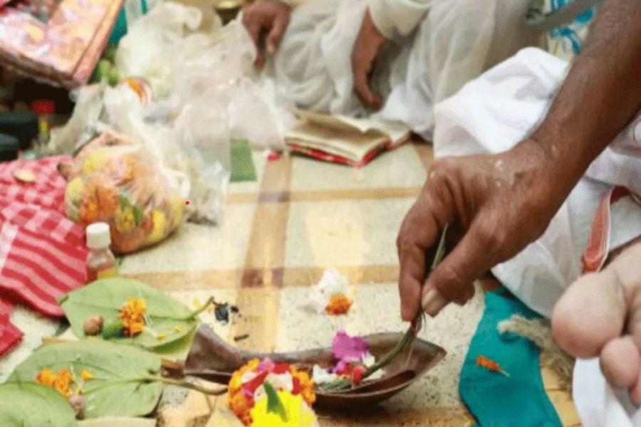 ৩) মহালয়ার দিন পূর্বপুরুষদের উদ্দেশে একটা তামার ঘটিতে কাঁচা দুধ, কালো তিল, আতপ চাল, সাদা ফুল এবং গঙ্গা জল মিশিয়ে বাড়ির কোনও ফাঁকা জায়গায় ঢেলে দিন। এই কাজটা কোনও জলাশয়েও করা যেতে পারে।