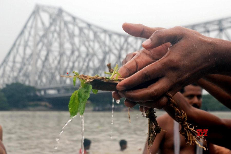 ৪) মহালয়ার দিন কোনও অসহায় মানুষকে তাঁর উপকারে লাগে এমন জিনিস দান করুন। এই প্রতিবেদনটি ‘আনন্দ উৎসব’ ফিচারের একটি অংশ।