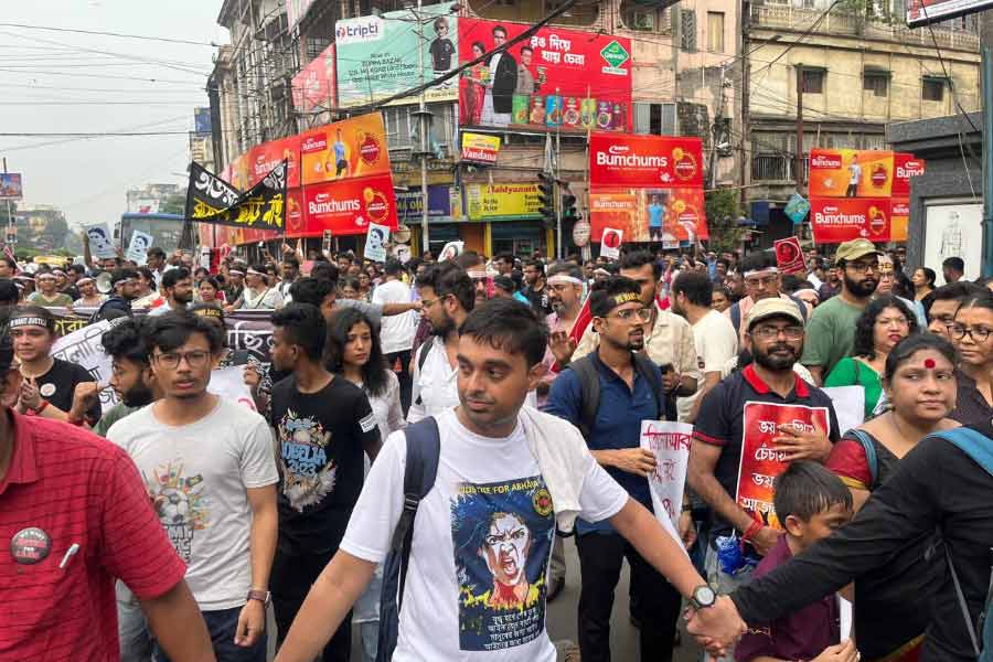 মিছিল এগোচ্ছে।