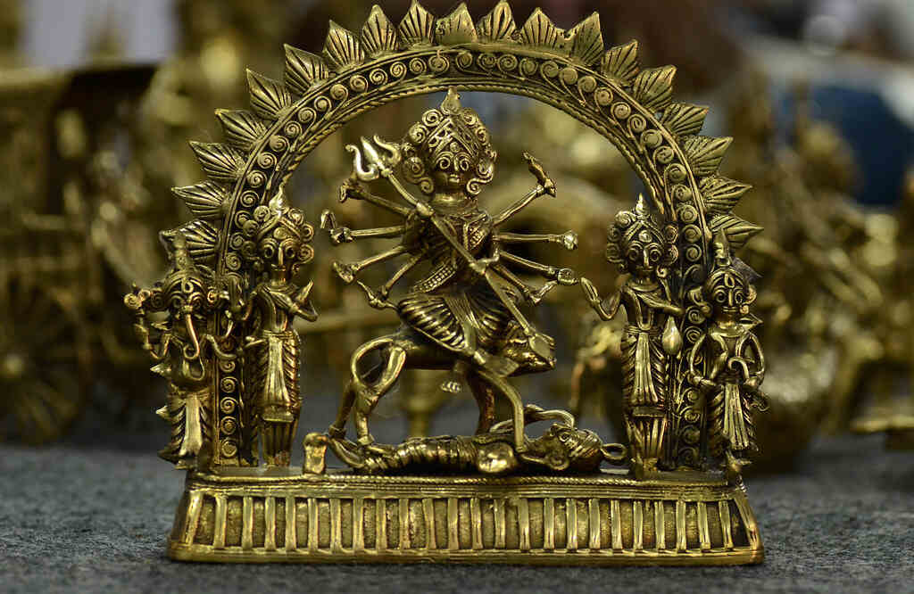 ওজনে ভারী এবং পিতলের মতো রং হওয়ায় ডোকরার সামগ্রী আপনার অন্দরসজ্জায় এনে দেবে পুরনো স্থাপত্যের স্বাদ।