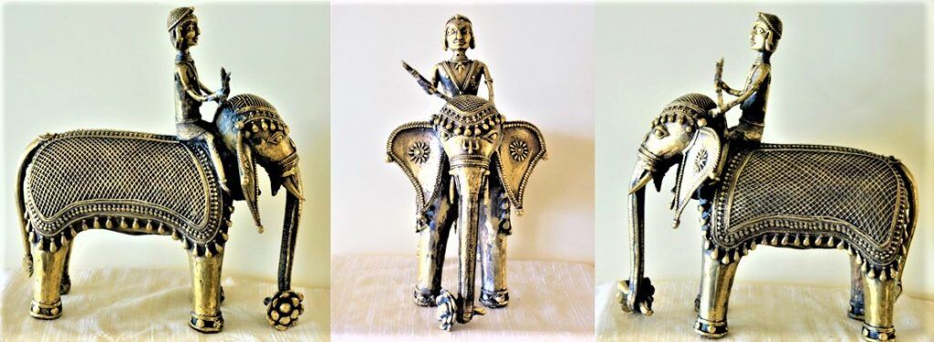 বাড়ির ড্রয়িং রুমে সবচেয়ে বড় দেওয়ালটি রাখুন ডোকরার একটি প্রাচীন মূর্তির জন্য। বাড়িতে ঢুকে প্রথমেই যার দিকে নজর পড়বে সকলের। এই শো পিস টি শুধুমাত্র ঘরের উজ্জ্বলতা বা সৌন্দর্যই বাড়াবে তা নয়, হয়ে উঠবে আপনার শৌখিন রুচির পরিচায়ক। 