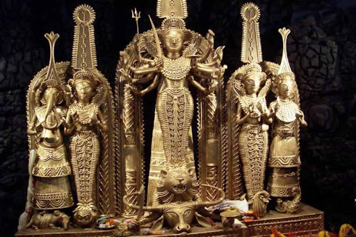 ঠাকুর ঘরে বা ড্রয়িং রুমের অন্য প্রান্তে আপনি রাখতে পারেন ডোকরার দুর্গা মূর্তি। শোপিস হিসেবে যা খুব জনপ্রিয়। শারদীয়ায় কাউকে উপহার দিতে পারেন অথবা নিজের জন্যই ঘরে আনতে পারেন একটি ডোকরার দুর্গামূর্তি।