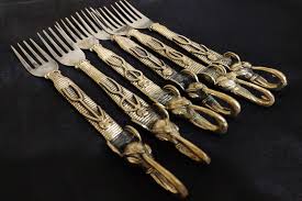 ওজনে ভারী হওয়ার জন্য সাধারণত ডোকরার বাসন কেউ ব্যবহার করে না। আপনার ডাইনিং টেবিলে ডোকরার কাটলারি সেট তাই এক অন্য মাত্রা যোগ করতে পারে। চামচ, ছুরি, কাঁটা চামচ– ইত্যাদি রোজকার ব্যবহারের জিনিসে আনুন ডোকরার ছোঁয়া