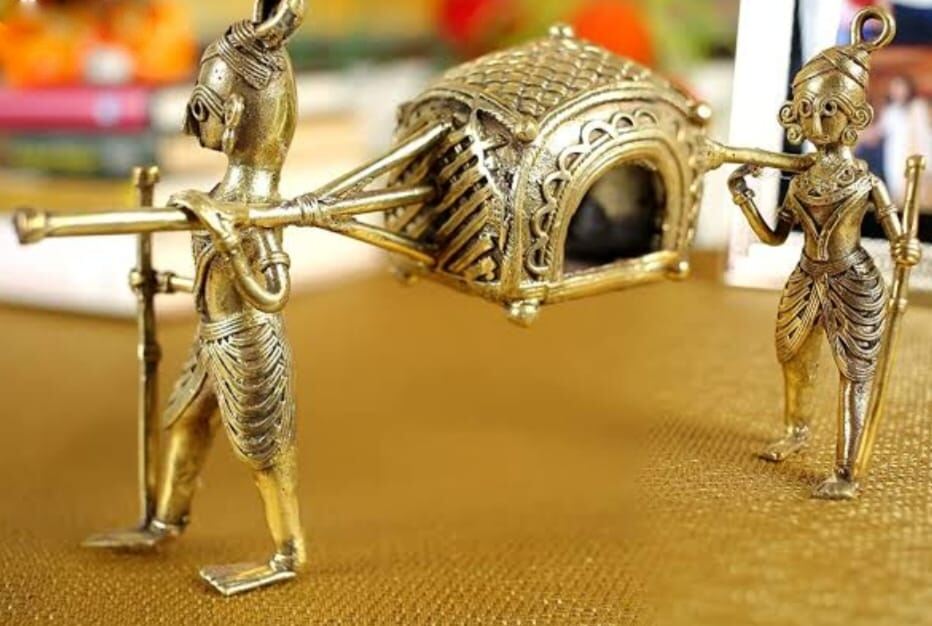 বাড়ির আসবাবপত্র যেমন কফি টেবিলের উপরিভাগ, ডাইনিং টেবিল টপ, ড্রয়িং রুম পার্টিশন, আয়নার ফ্রেম, কিংবা আপনার প্রিয় ফটো ফ্রেম– ডোকরার ব্যবহার ভাল দেখাবে সবেতেই।  