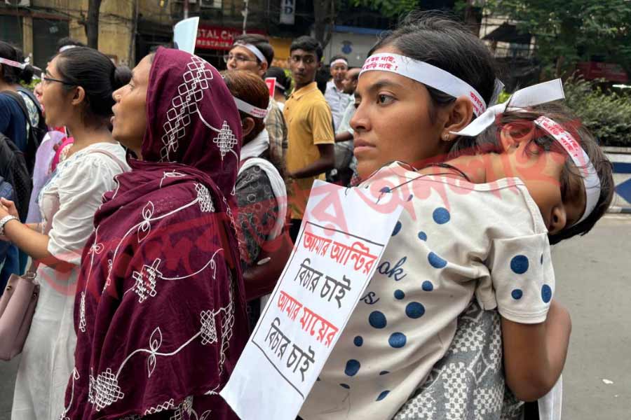 RG Kar Protest: Serifa Khatun appeared in Kolkata’s protest march with her daughter from Ghatal