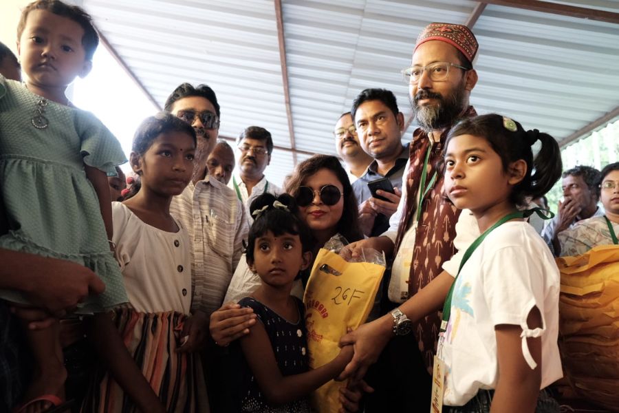 পুজো উপলক্ষে জলদাপাড়া গ্রামে বস্ত্র বিতরণ।