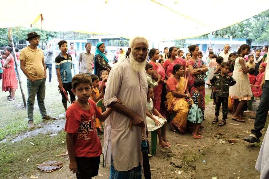 পুজো উপলক্ষে জলদাপাড়া গ্রামে বস্ত্র বিতরণ।
