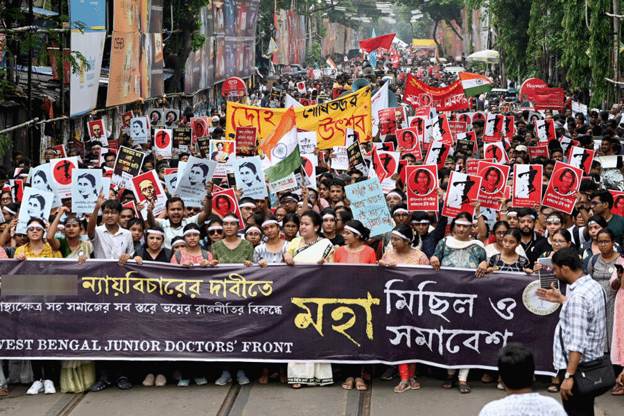 আরজি কর-কাণ্ডে নির্যাতিতার জন্য বিচার চেয়ে কলজে স্ট্রিট থেকে ধর্মতলা পর্যন্ত মিছিল জুনিয়র চিকিৎসকদের।