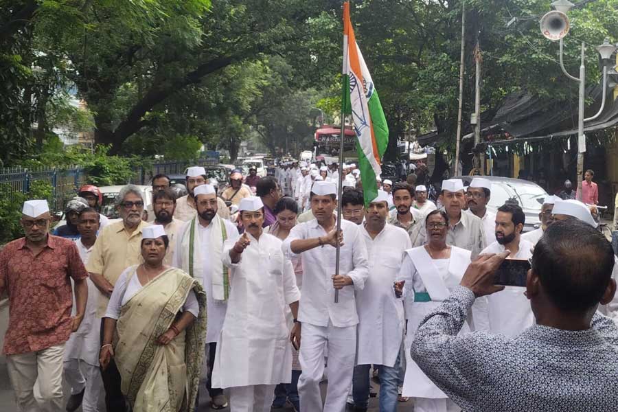 গান্ধী-জয়ন্তী উপলক্ষে  ‘সেবা দলে’র মিছিলে প্রদেশ কংগ্রেস সভাপতি শুভঙ্কর সরকার, এআইসিসি-র সম্পাদক আসফ আলি খান ও অন্যেরা।