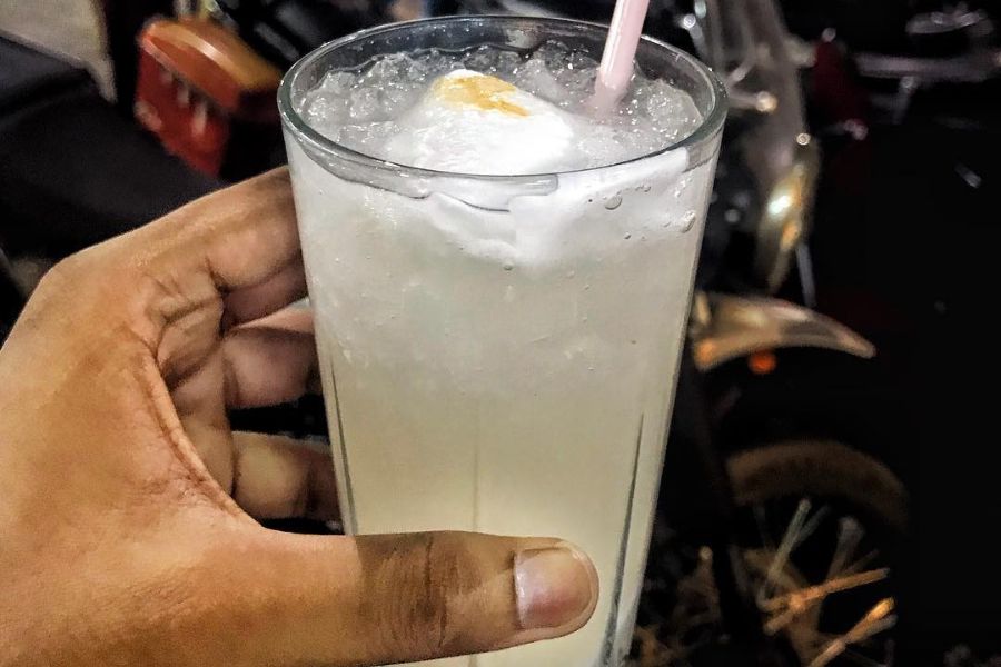 প্যারামাউন্ট কোল্ড্রিঙ্কস অ্যান্ড সিরাপ - ইতিহাসের খাতায় নাম লেখা কলেজ স্ট্রিটের এই ছোট্ট দোকানের। এ শহরে গত একশো বছরে হেন বিখ্যাত ব্যক্তি নেই, এ দোকানে যাঁর এক বারও পা পড়েনি। লোকে বলে, প্যারামাউন্টের শরবত ঠিক যেন অমৃত সমান। এই দোকানে ডাবের শাঁস দিয়ে তৈরি শরবতের বিশ্বজোড়া খ্যাতি। এ ছাড়াও রয়েছে কোকো মালাই, আম, কমলা লেবু, আনারস প্রভৃতি হরেক রকম শরবত। 