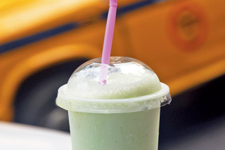  শিব আশ্রম- কলকাতার হেদুয়া পার্কের কাছে অবস্থিত এই সুপ্রাচীন শরবতের দোকানটি অত্যন্ত জনপ্রিয়। মালাই, পেস্তা, কেশর সহযোগে আম, কলা, লিচু, আনারস, লেবু, আঙুর-সহ বিভিন্ন ফলের ঠান্ডা জুস এর ভাঁড়ারে।