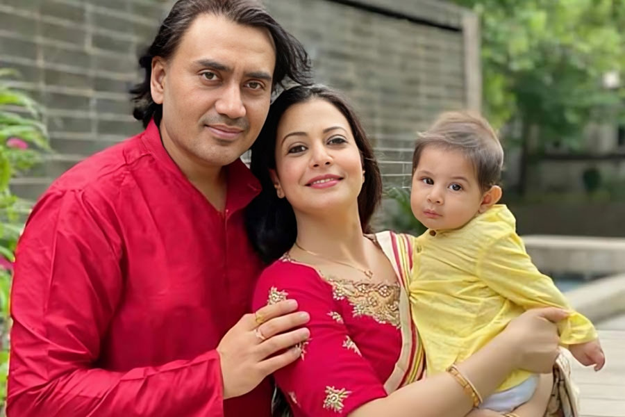 এবার দ্বিতীয়বার মাতৃত্বের পরশ! মহালয়ার পরের দিনই স্বামী নিসপাল রানে ও ছেলে কবীরের সঙ্গে হাসিমুখের ছবি দিয়ে লেখেন, ‘পরিবার বড় হতে চলেছে। খুব শীঘ্রই কবীর বড় দাদার দায়িত্ব পেতে চলেছে।’