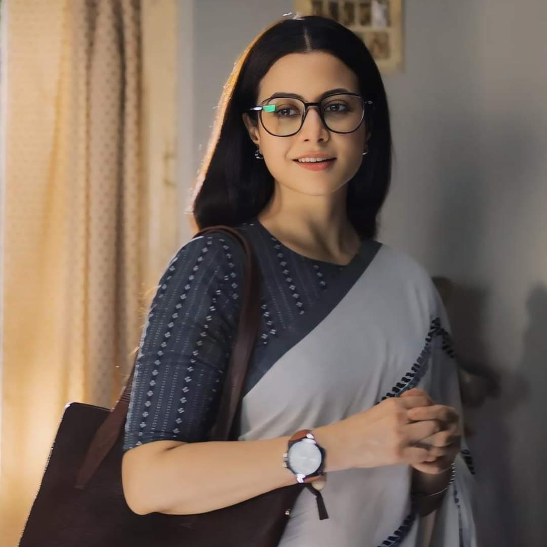 তারই মাঝে এ বার ১০০ বছরে পা দেবে মল্লিকবাড়ির পুজো৷ কলকাতা শহরের অন্যতম প্রাচীন, ঐতিহ্যবাহী এই পুজো। কিন্তু শতবর্ষে আনন্দ উদ্‌যাপন হবে না কোয়েলদের বাড়িতে।