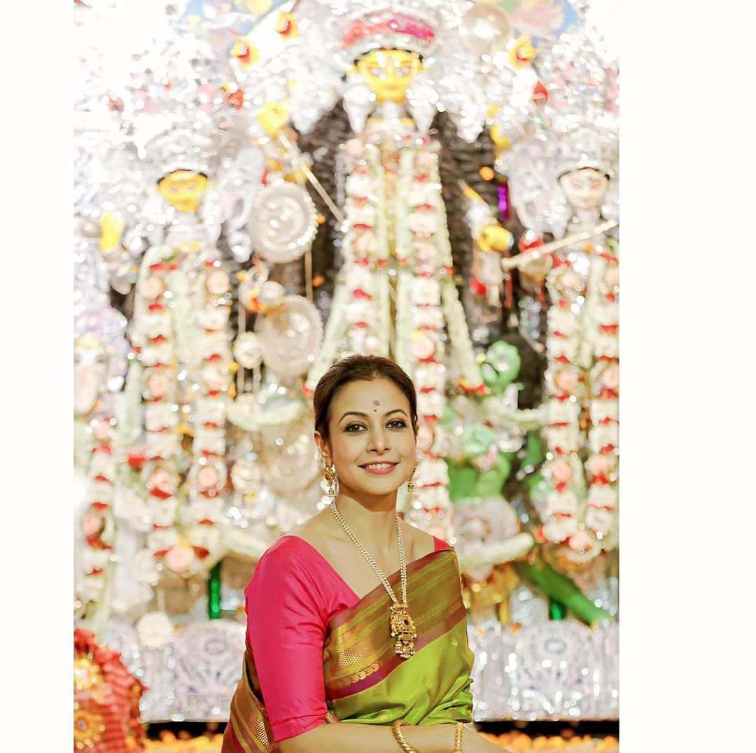 আরজি কর কাণ্ডের নৃশংসতার পর পুজোর আনন্দটাই ফিকে হয়ে গিয়েছে এই শহরে। কোয়েলদের বাড়িতেও তাই সিদ্ধান্ত নেওয়া হয়েছে, এ বার আড়ম্বরপূর্ণ পুজো থেকে বিরত থাকবেন তাঁরা।