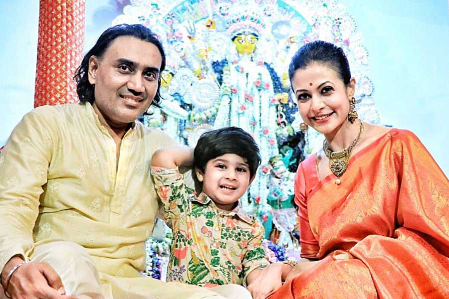 দেবীপক্ষের সূচনায় কোয়েলের এই সুখবরে আনন্দের জোয়ার সোশ্যাল মিডিয়ায়। সাধারণ মানুষ থেকে শুরু করে টলিপাড়ার তারকারা ভালবাসা উজাড় করে দিয়েছেন ছবির তলায়।