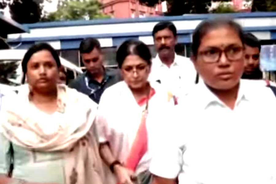 আলিপুর আদালতের সামনে রূপা গঙ্গোপাধ্যায়।