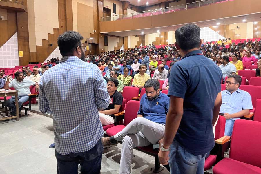 আন্দোলনের রূপরেখা স্থির করতে চলছে আলোচনা।
