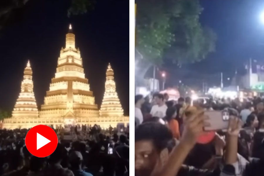 Kolkata crowd gathering to see the Durga Puja pandal in Sreebhumi on Mahalaya evening