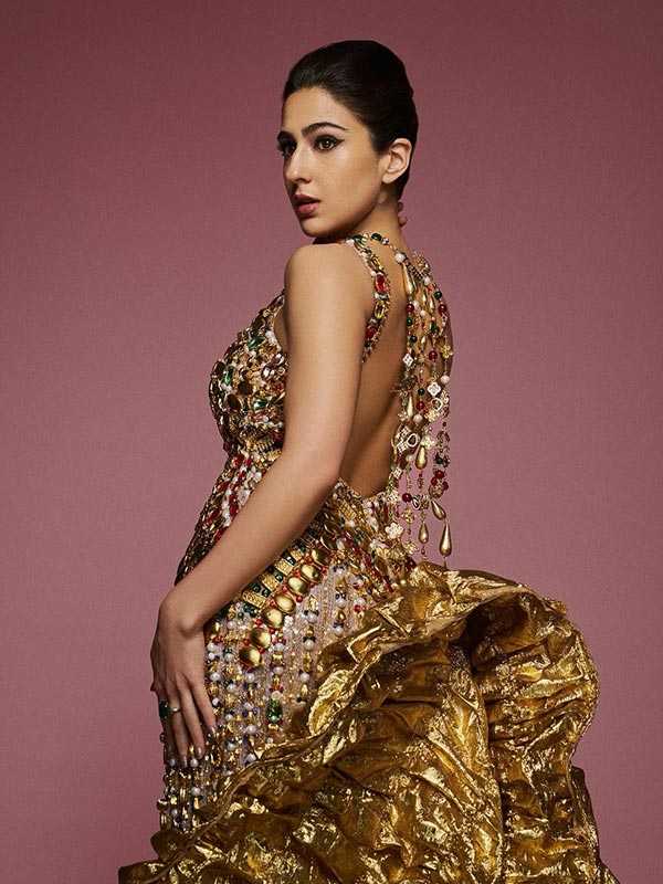 বাইজ়ানটাইন গাউনের সঙ্গে প্যারিসের ডায়োসার একটি হার পরেছেন সারা।