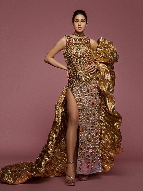 ঠাসা কাজের গাউনের আড়াল থেকে স্পষ্ট দৃশ্যমান উরু। 