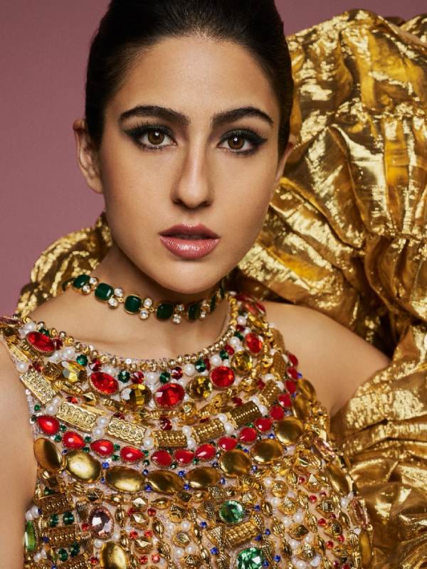 সমালোচকেরা বলছেন, সারার পোশাকে ম্যাক্সিমালিজ়মকে ফ্যাশনের নতুন ধারা তৈরি করা হয়েছে। 