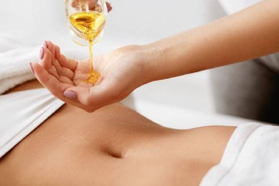 শেষ মুহূর্তের প্রস্তুতিতে মন দিতে গিয়ে নিজের যত্নে খামতি থেকে যাচ্ছে না তো? তা হলেই মুশকিল! যতই শাড়ি-গয়নায় মন দিন, পুজোয় শরীর বিগড়ে গেলে বা চেহারায় ক্লান্তি ধরা পড়লে কিন্তু পুরো সাজটাই মাটি। এই সমস্যা থেকে মুক্তি পেতে ঘরোয়া একটি সহজ টোটকা জানা থাকুক সকলের।