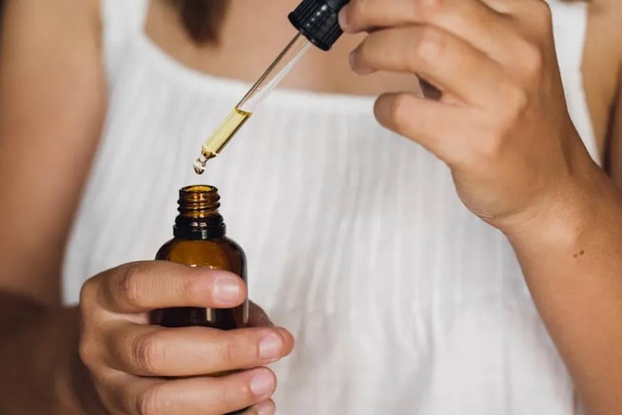 কয়েক ফোঁটা তেলই হতে পারে মুশকিল আসান। সে নারকেল তেল হোক বা সরষের তেল, কাঠবাদামের তেল হোক বা ঘি। নাভিতে মালিশ করলেই ডজন ডজন সমস্যা থেকে মুক্তি পাবেন আপনি। আয়ুর্বেদে এই টোটকার অনেক গুণ। 