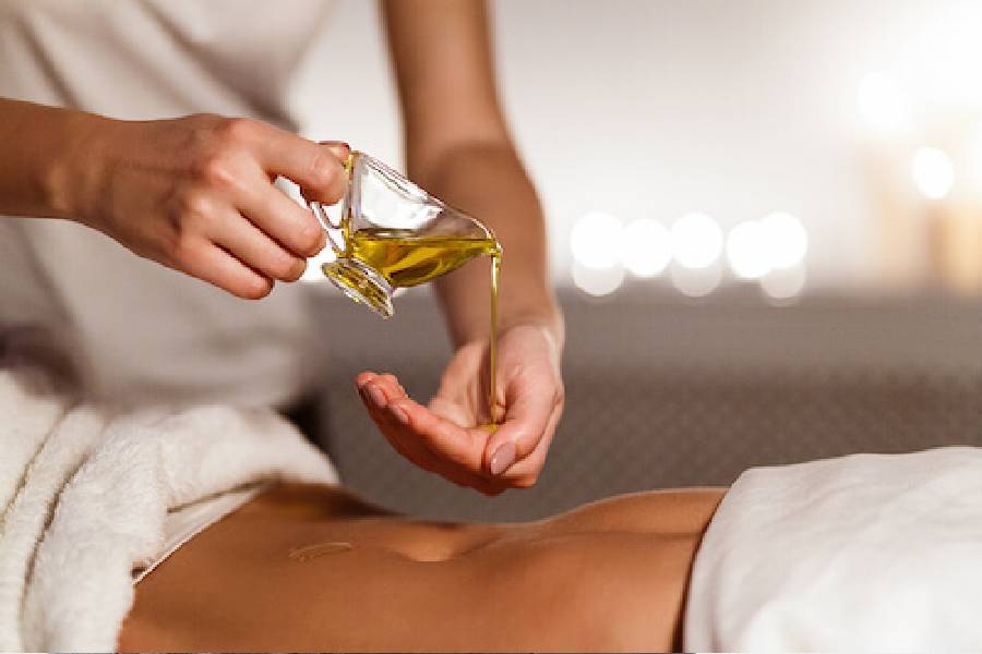 নাভিকে বলা হয় শরীরের কেন্দ্রবিন্দু। যার সঙ্গে যুক্ত থাকে শরীরের বিভিন্ন শিরা। তাই তাতে তেল মালিশ করলে প্রভাব পড়বে নানা অঙ্গপ্রত্যঙ্গে। এ বার তাহলে জেনে নিন নাভিতে তেল মালিশ করার সঠিক উপায় কী।