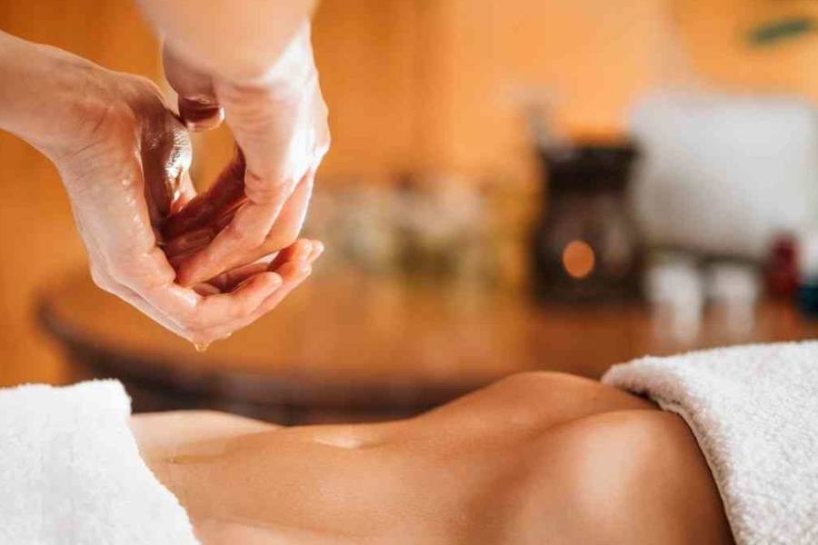 ২। হজমের উন্নতি: নাভি হল শরীরের কেন্দ্রস্থল। এই জায়গায় তেল মালিশ পাচনতন্ত্রকে সক্রিয় করতে সাহায্য করে। ক্যাস্টর অয়েল, অলিভ অয়েল বা নারকেল তেল মালিশ করলে হজমশক্তি উন্নত হয়। ফলে কোষ্ঠকাঠিন্যের মতো বিভিন্ন রোগ থেকে মুক্তি মেলে।