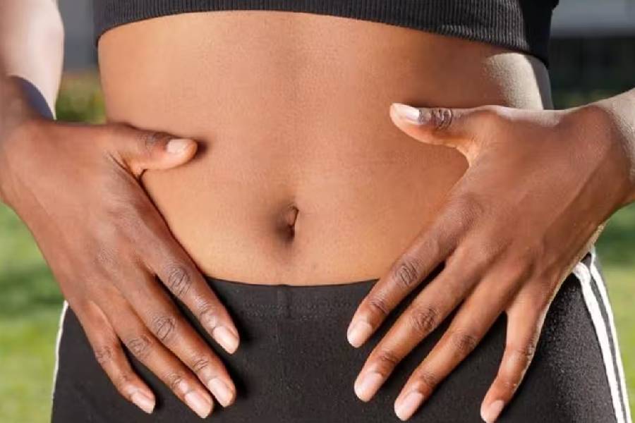 ৩। মাসিকের ক্র্যাম্প উপশম: নাভির চার পাশে তেল মালিশ বদহজম, ঋতুচক্রকালীন পেট ব্যথার ক্ষেত্রে শরীরের ওই অঞ্চলে রক্ত​​​​প্রবাহকে উদ্দীপিত করতে সাহায্য করে। ফলে ব্যথার উপশম হয়। নাভিতে তেল মালিশের ফলে জরায়ুতে রক্ত ​​​প্রবাহ বাড়ে।