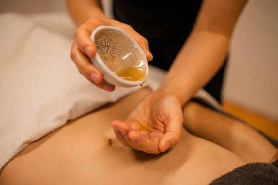 ৪। উদ্বেগ এবং দুশ্চিন্তা হ্রাস: নাভির সঙ্গে যুক্ত রয়েছে ভ্যাগাস স্নায়ু। যা প্যারাসিম্প্যাথেটিক স্নায়ুতন্ত্রকে নিয়ন্ত্রণ করে। ল্যাভেন্ডার তেল বা ক্যামোমাইল তেল মনকে শান্ত করতে এবং উদ্বেগ কমাতে সাহায্য করে।