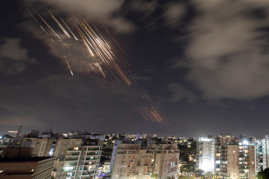 Iranian arsenal vs Israel tiered missile defence systems which countries have better firepower 