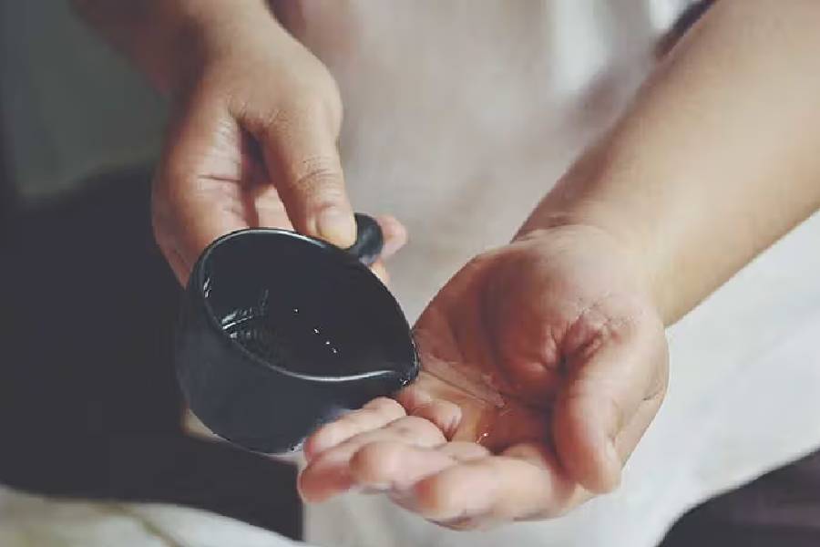 ৯। গাঁটের ব্যথা উপশম: নাভির সঙ্গে যুক্ত শিরা গাঁটে গাঁটে রক্ত ​​​​সরবরাহ করে। ইউক্যালিপটাস তেল বা পেপারমিন্ট তেল ম্যাসাজে রক্ত ​​​​সঞ্চালন উন্নত হয় এবং জয়েন্টের ব্যথা এবং প্রদাহ কমাতে সাহায্য করে।