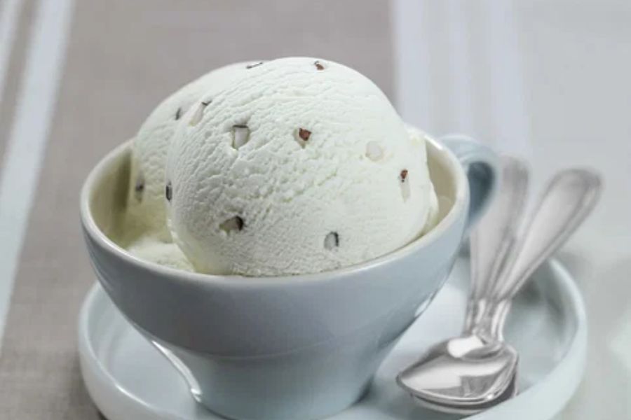 রলিক আইসক্রিম: পার্ক স্ট্রিটের এই আইসক্রিম পার্লারে গেলেই পাবেন নলেন গুড়ের আইসক্রিম, ফেরেরো রশর আইসক্রিম, আম ও শাহি রাবড়ির আইসক্রিমের মতো হরেক স্বাদের বাহার। 