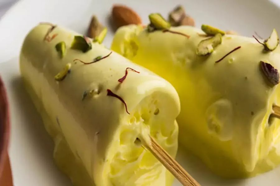 গ্রামীণ  কুলফি: উত্তর কলকাতায় ঠাকুর দেখার ফাঁকে ঢুঁ মারতে পারেন হাতিবাগানের ‘গ্রামীণ কুলফি’তে। দেখাই যাক আপনার পছন্দের তালিকায় কত উপরে নাম লেখায় এই দোকান!