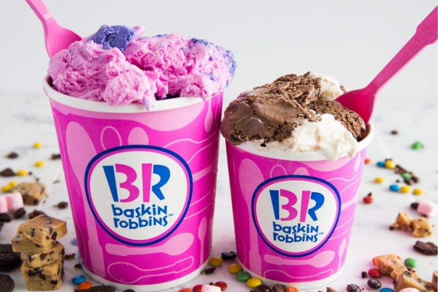 বাস্কিন রবিন্স : ভিনদেশি আইসক্রিম যাঁদের টানে, তাঁদের অন্যতম পছন্দের ব্র্যান্ড এটি। সারা কলকাতা জুড়ে অসংখ্য দোকান রয়েছে এদের। সল্টলেক, বালিগঞ্জ, সন্তোষপুর, হাইল্যান্ড পার্ক, শেক্সপিয়ার সরণি-সহ একাধিক আউটলেট রয়েছে বিভিন্ন বড় পুজোর কাছাকাছি। 