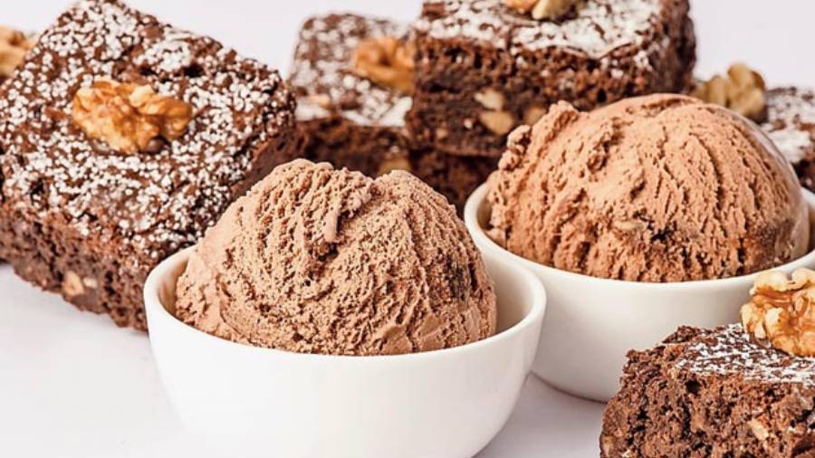 পাবরাই’জ় ফ্রেশ অ্যান্ড ন্যাচারাল আইসক্রিম: দক্ষিণে ঘুরতে ঘুরতে ক্লান্ত হয়ে পড়লে যেতে পারেন বালিগঞ্জের এই আইসক্রিম পার্লারে। পেয়ে যাবেন সীতাফল, নারকেল, গন্ধরাজ লেবু, নলেন গুড় এবং সাউথ ইন্ডিয়ান কফির স্বাদে আইসক্রিমের সম্ভার। 