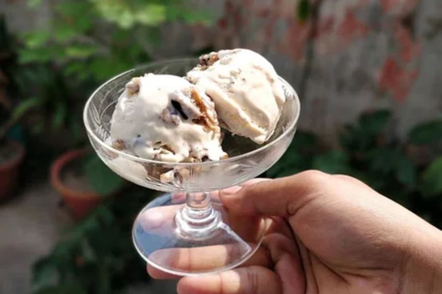 দা ফ্যাট লিটল পেঙ্গুইন: বালিগঞ্জের এই আইসক্রিম পার্লারটি বিভিন্ন শরবতের সঙ্গে আইসক্রিমও পরিবেশন করে। ঘরে তৈরি আইসক্রিমের মতো বিভিন্ন ফলের স্বাদে-গন্ধে ভরপুর। যাঁরা ভিগান, তাঁরাও অনায়াসে এই আইসক্রিম খেতে পারবেন। কারণ দুধের বিকল্প ব্যবহার হয় এদের আইসক্রিমে। 