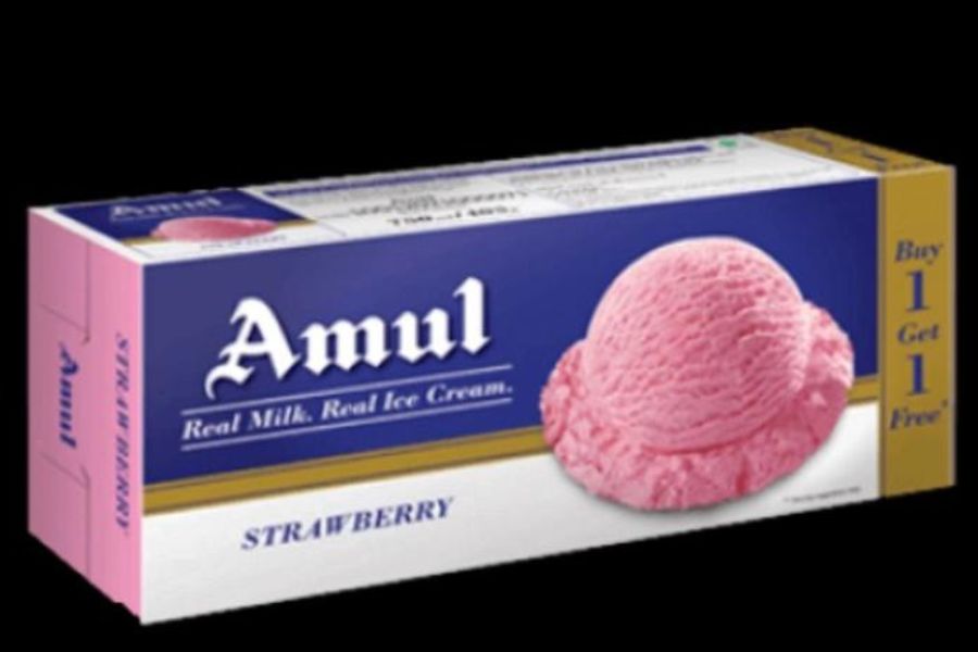আমুল আইসক্রিম: এ শহরের আর এক পছন্দসই ব্র্যান্ড। বিধান সরণি, বেন্টিঙ্ক স্ট্রিট, নিউ মার্কেট, যাদবপুর, সন্তোষপুর, গড়িয়া, বাঘাযতীন, গড়িয়াহাট–  সব জায়গাতেই তাদের দোকান রয়েছে। আর রয়েছে নানা স্বাদের আইসক্রিমের সম্ভার। 